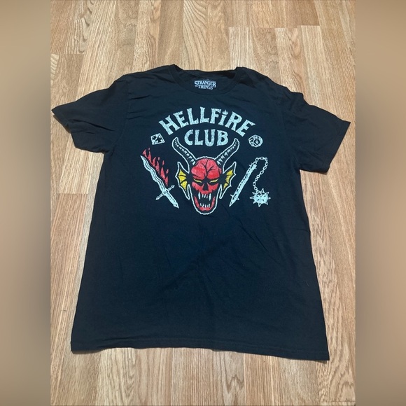 Stranger Things Hellfire Club Size M Skull & Weapons Tee Shirt Netflix Show - Picture 1 of 4